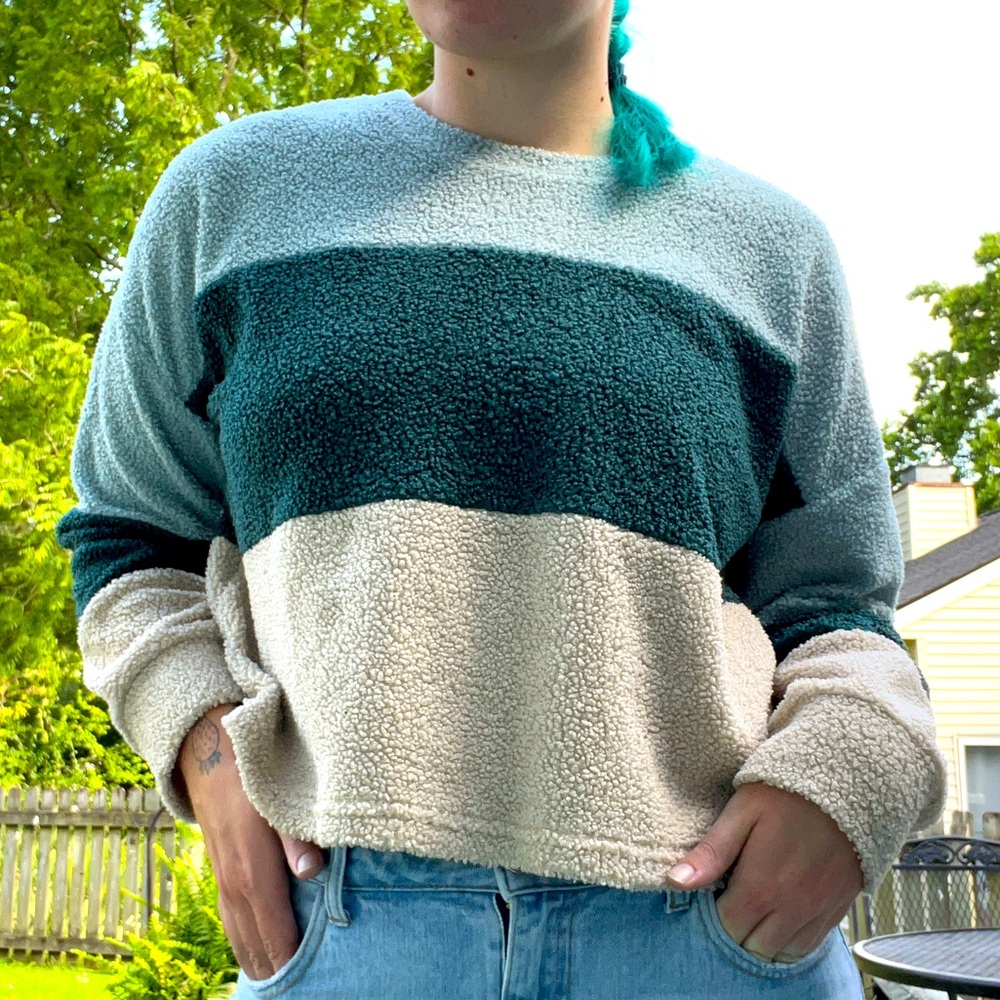 Como Vintage Blue and White Cropped Sweater
